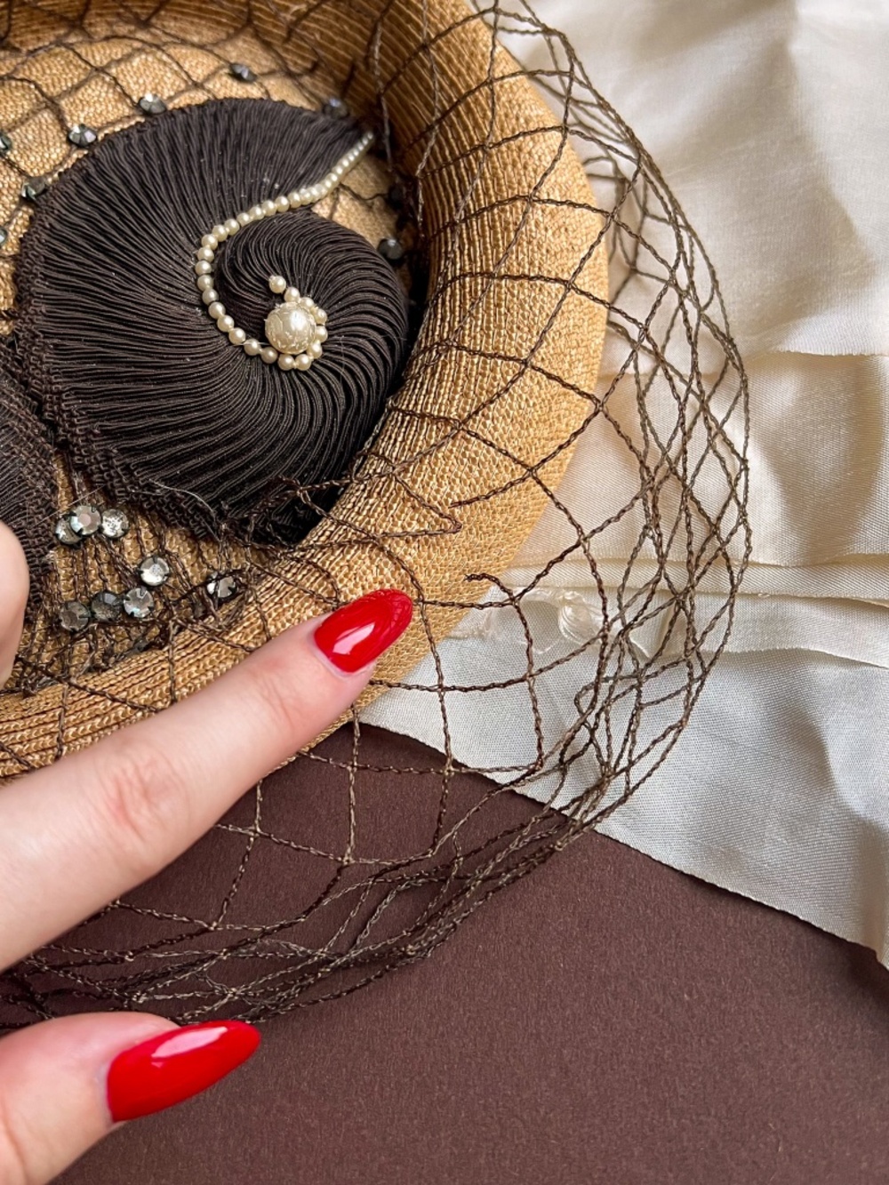 Vintage 1940s Straw Hat With Rhinestones and Brown Netting - Picture 4 of 9